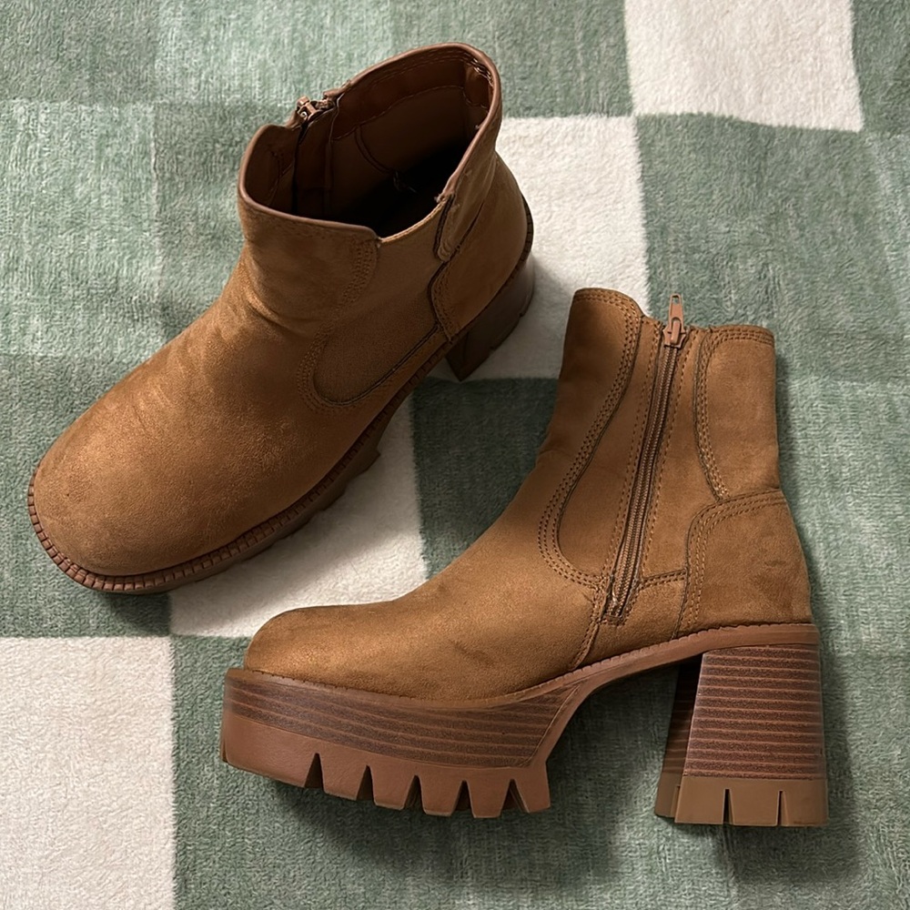 Bamboo Size 10 chunk, suede, tan boots. Excellent condition